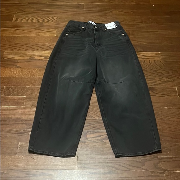 Stylish Black Wide-Leg Jeans - Picture 1 of 4